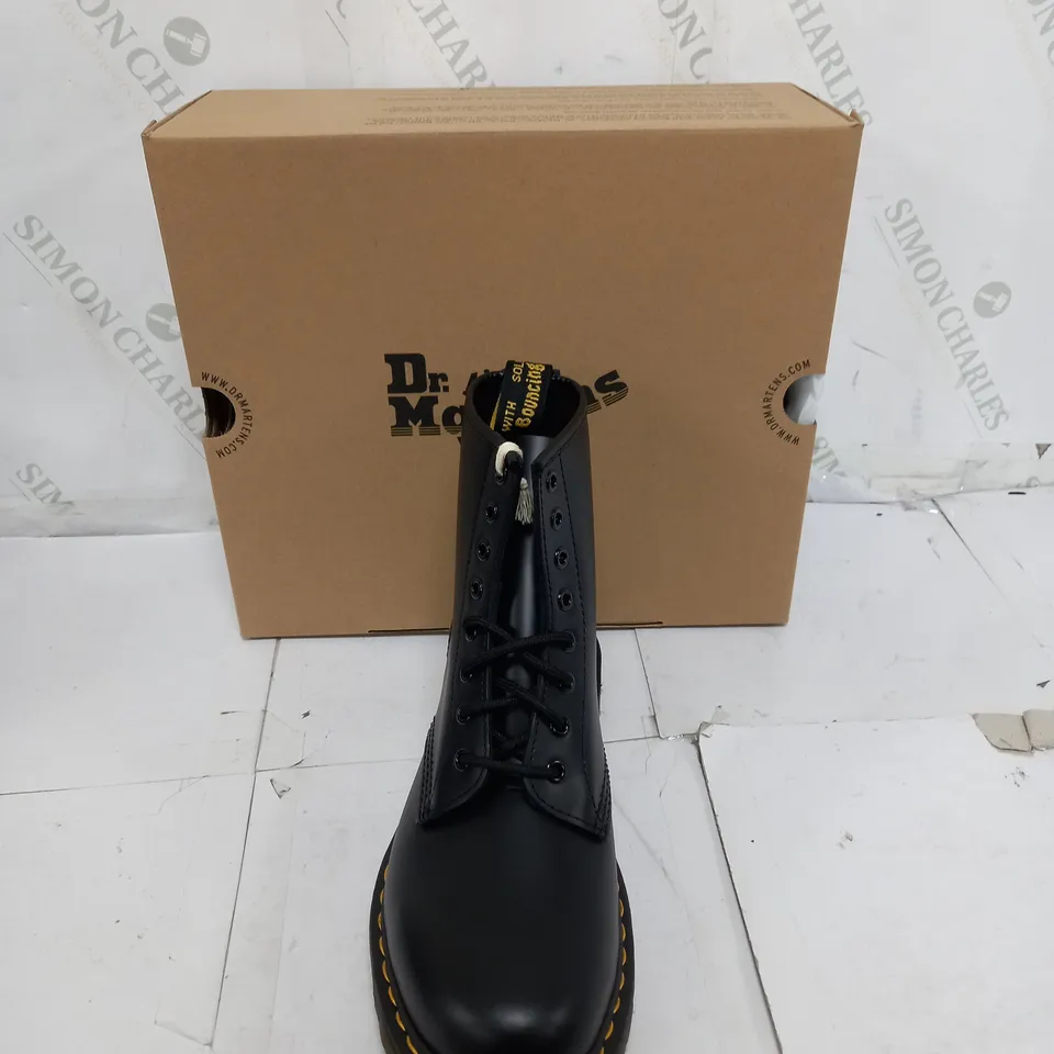 BOXED PAIR OF DR MARTENS BOOTS 1460 BLACK UK 8 