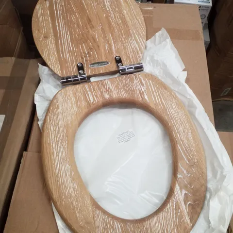 BOXED ROPER RHODES TRADITIONAL SOFT CLOSE TOILET SEAT - LINED OAK