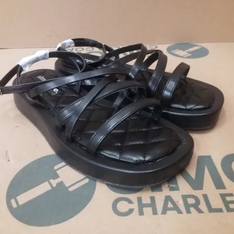 BOX CONTAINING APPROXIMATELY 6 PAIRS OF BRAND NEW SIMPLY BE BLACK PHOEBE WIDE SANDALS - SIZE 7