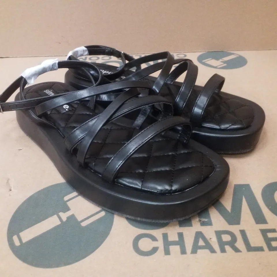 BOX CONTAINING APPROXIMATELY 6 PAIRS OF BRAND NEW SIMPLY BE BLACK PHOEBE WIDE SANDALS - SIZE 7