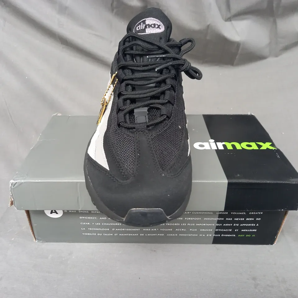 BOXED PAIR OF NIKE AIR MAX SHOES IN BLACK/GREY UK SIZE 8.5
