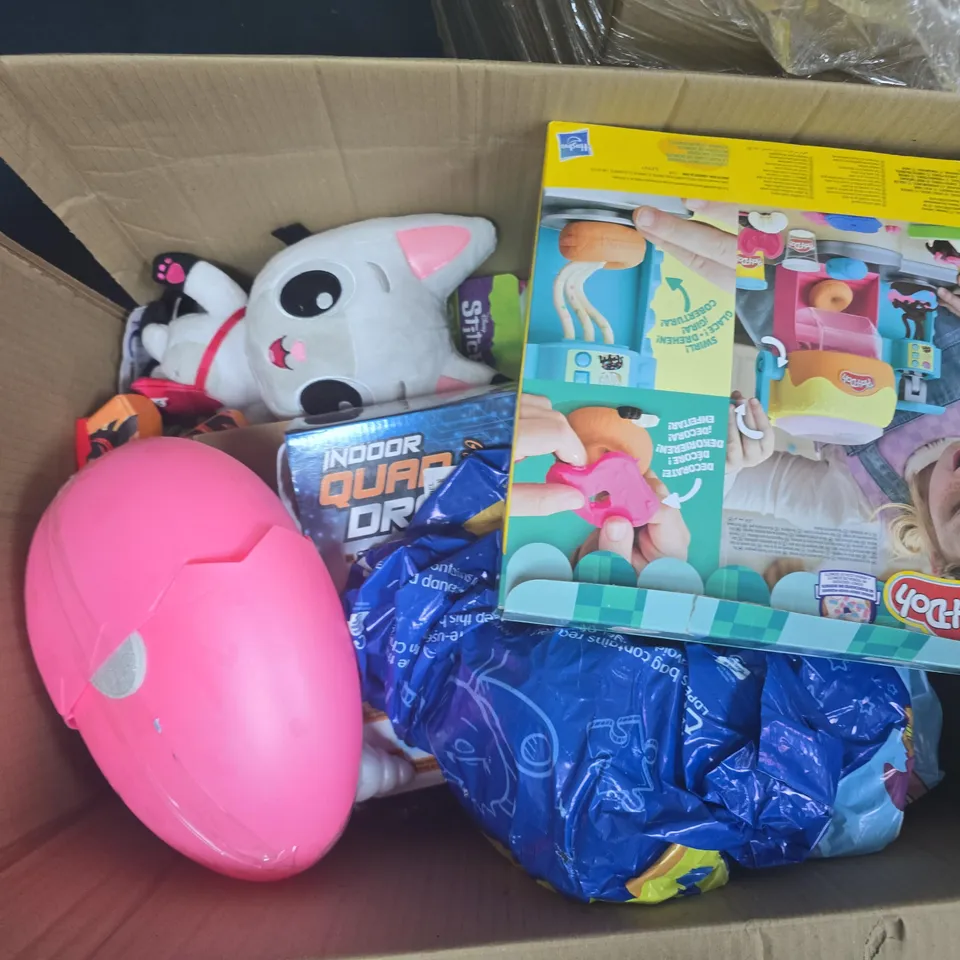 APPROXIMATELY 10 ASSORTED TOYS & GAMES PRODUCTS TO INCLUDE GABBYS DOLLHOUSE PLUSH, STITCH MAGNETIC WRITING BOARD, PLAYDOH SET, ETC