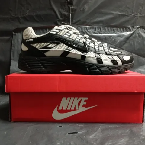 BOXED PAIR OF NIKE P-6000 TRAINERS IN GREY/BLACK SIZE UK 9