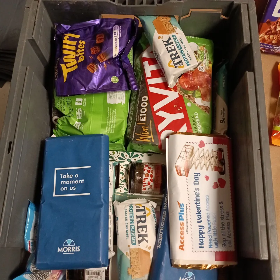 APPROXIMATELY 12 ASSORTED FOOD AND DRINKS ITEMS TO INCLUDE - CHOC CHIP BRUNCH BARS, HARIBO TANGFASTICS, BETTY'S YORKSHIRE SHORTBREAD ETC 