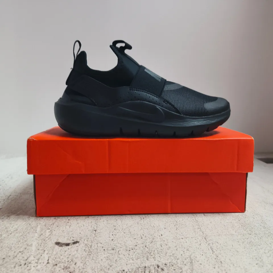 BOXED PAIR OF NIKE FLEX RUNNER 4 TRAINERS IN BLACK SIZE UK 3