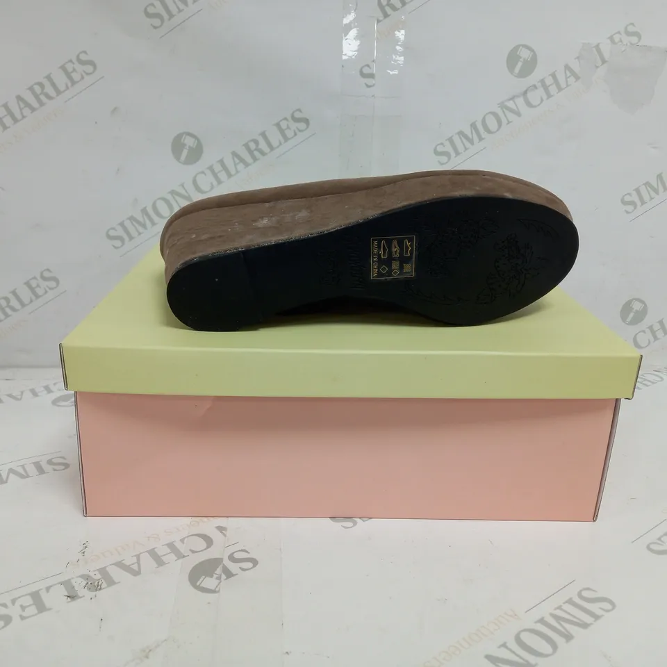 APPROXIMATELY 9 BOXED PAIRS OF STRAWBERRY WEDGE SHOES IN MUSHROOM SIZE 5 