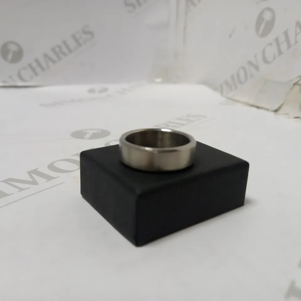 MENS BEVELLED EDGE TITANIUM RING SILVER - SIZE V RRP £70