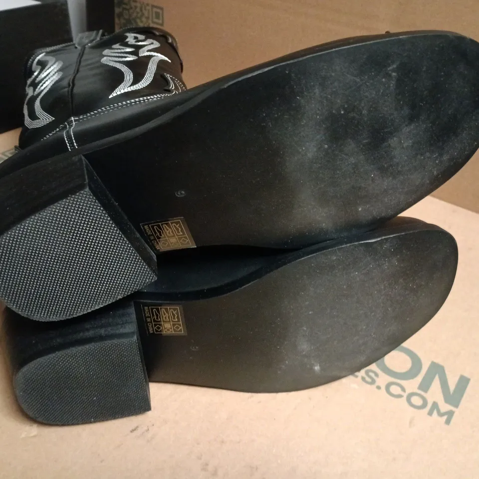 BOXED KOI CRYPTEK MEN'S SNUB NOSE TALL COWBOY BOOTS – BLACK, UK 9