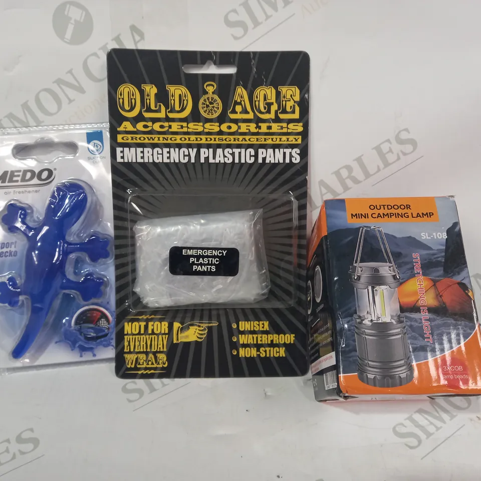 LOT OF APPROXIMATELY 10 ASSORTED HOUSEHOLD ITEMS TO INCLUDE OUTDOOR MINI CAMPING LAMP, EMERGENCY PLASTIC PANTS, MEDO SPORT GECKO AIR FRESHENER, ETC