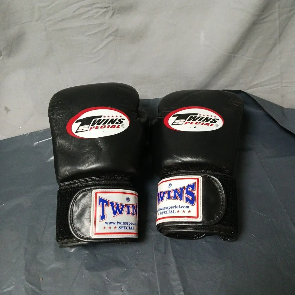 TWINS SPECIAL 12OZ BOXING GLOVES. UNBOXED