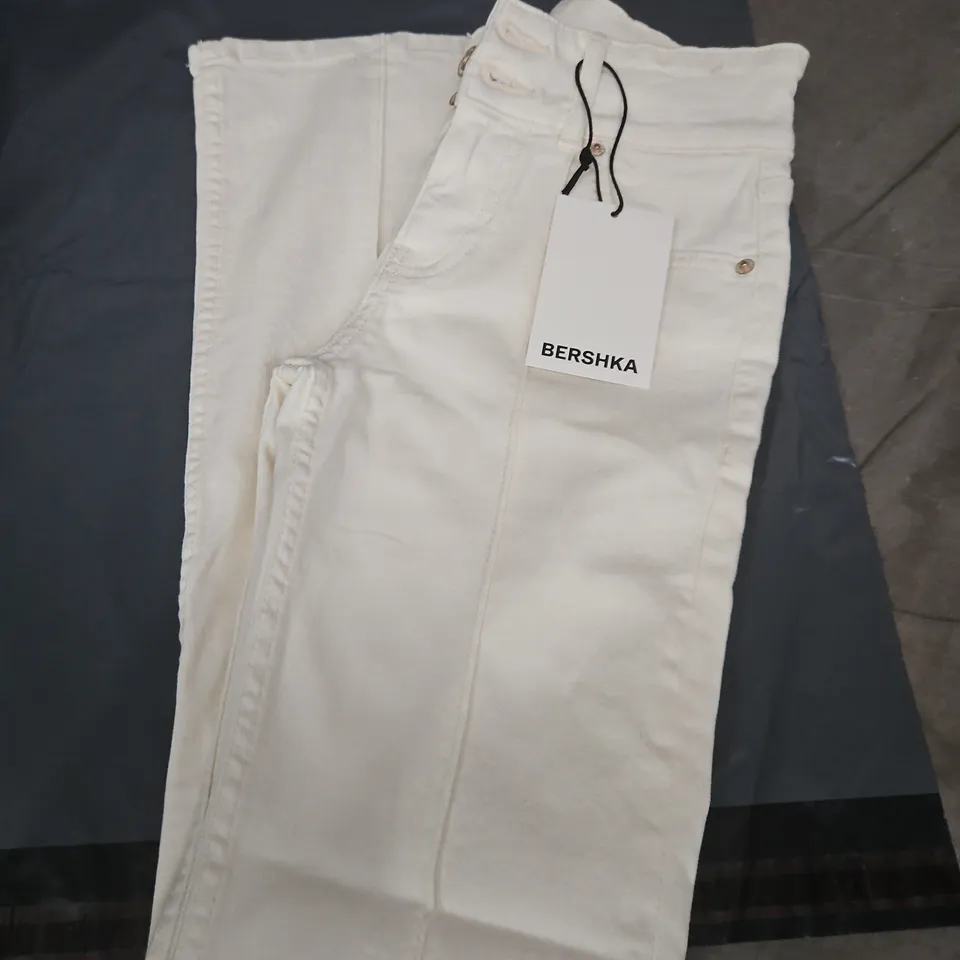 BERSHKA WHITE DENIM JEANS – SIZE 8