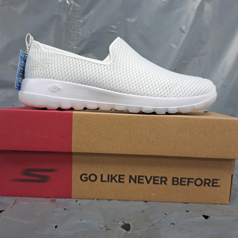 BOXED PAIR OF SKECHERS SLIP-ON SHOES IN WHITE SIZE UK SIZE 5