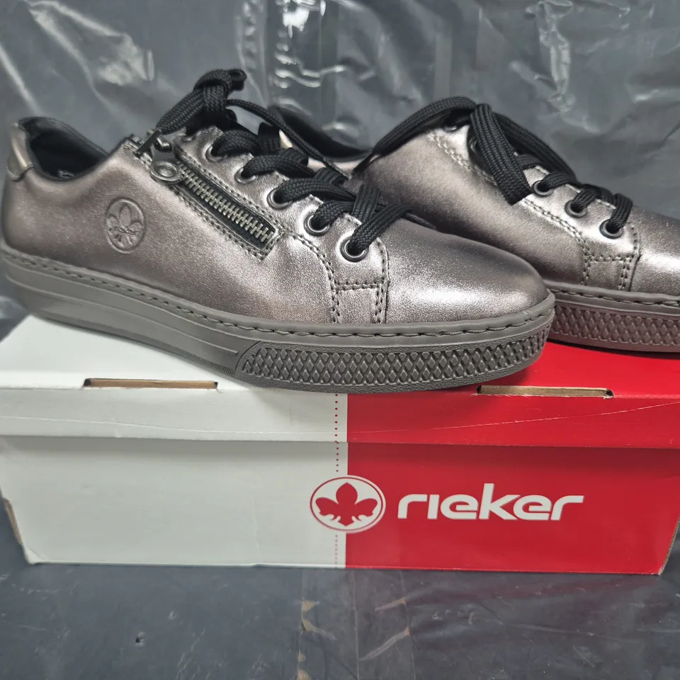 BOXED PAIR OF RIEKER SIDE ZIP TRAINERS IN METALLIC SILVER SIZE 6.5