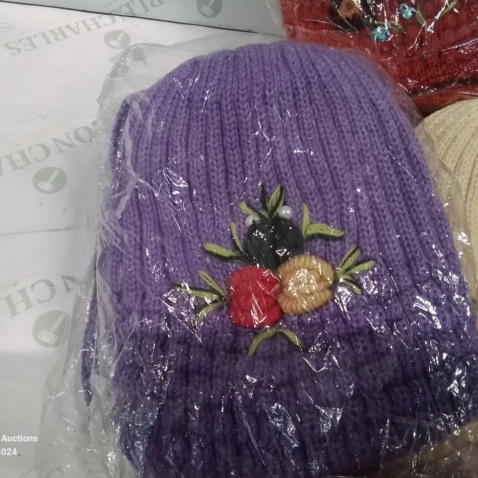 LOT CONTAINING LARGE AMOUNT OF BAGGED WOOLEN HATS IN VARIOUS COLOURS AND DESIGNS 