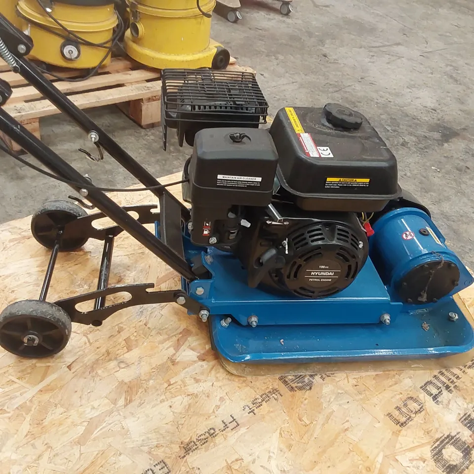 HYUNDAI HYCP9070 196CC PETROL COMPACTOR / WACKER PLATE