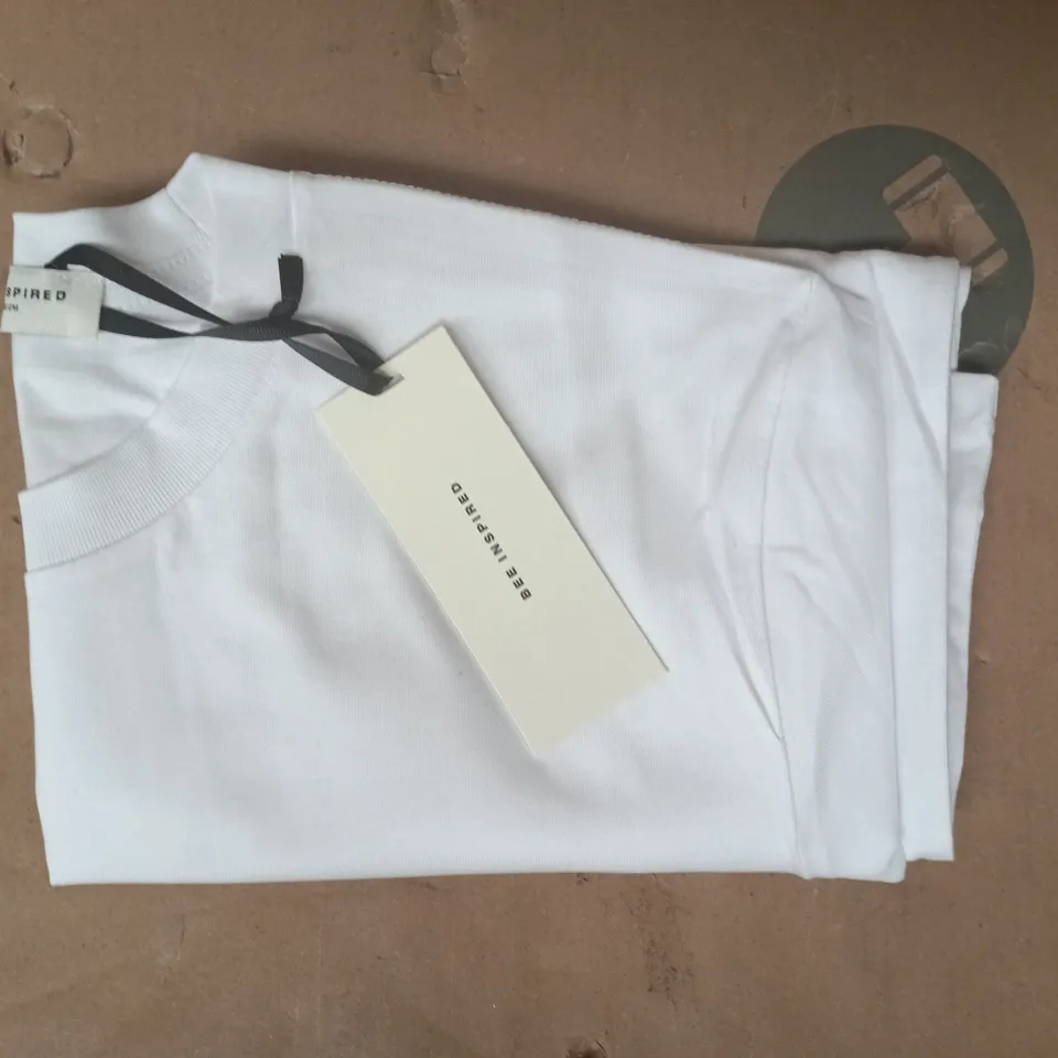 BEE INSPIRED CREW-NECK SHORT SLEEVE T-SHIRT IN WHITE SIZE MEDIUM