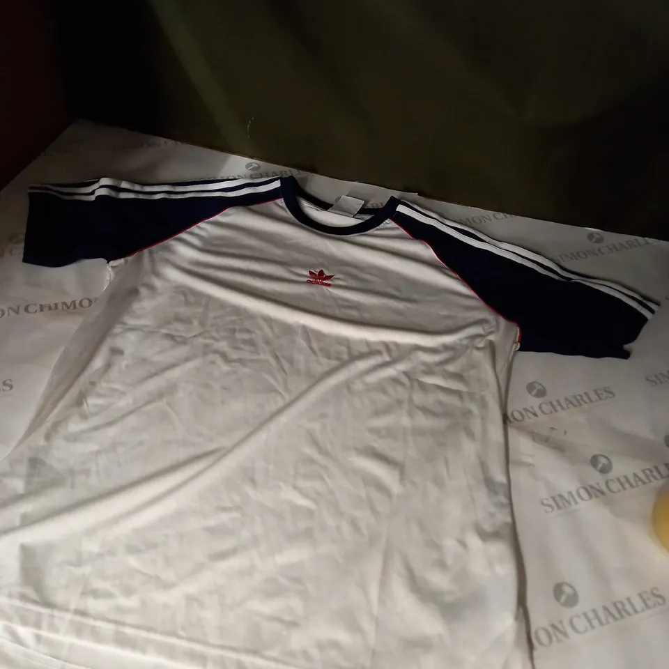LARGE ADIDAS WHITE T SHIRT 