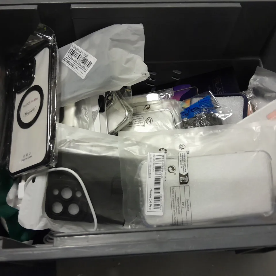 LOT OF ASSORTED MOBILE PHONE ACCESSORIES TO INCLUDE SCREEN PROTECTORS, SUPER FAST CHARGER AND VARIOUS CASES