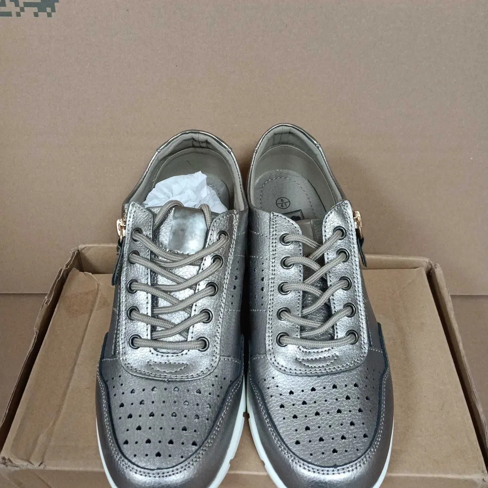 BOXED PAIR OF METALLIC GREY LEATHER-LOOK TRAINERS WITH PERFORATED TOE AND SIDE ZIP DETAIL UK SIZE 8
