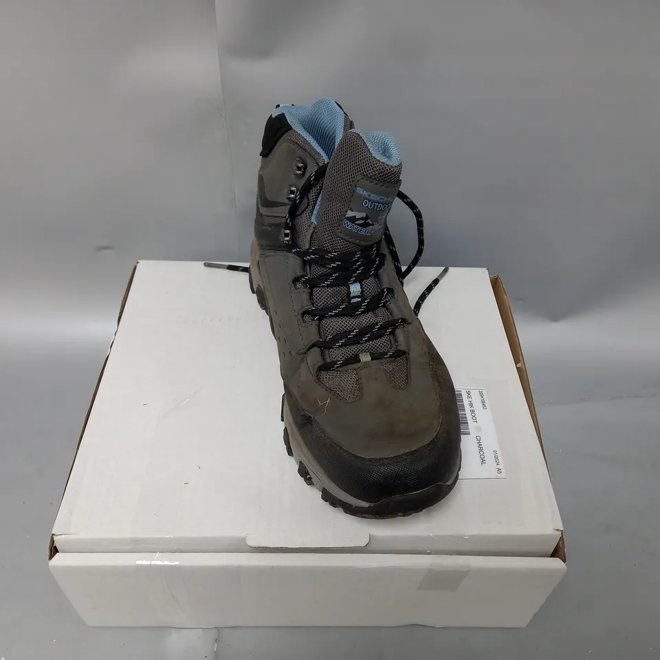 BOXED PAIR OF SKECHERS HIKING BOOTS IN CHARCOAL - UK SIZE 5.5