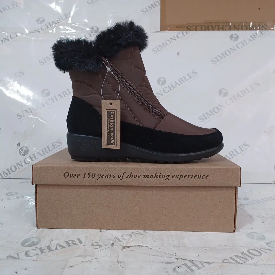 BOXED PAIR OF CUSHION-WALK FAUX FUR LINED ANKLE BOOTS IN BROWN SIZE 5