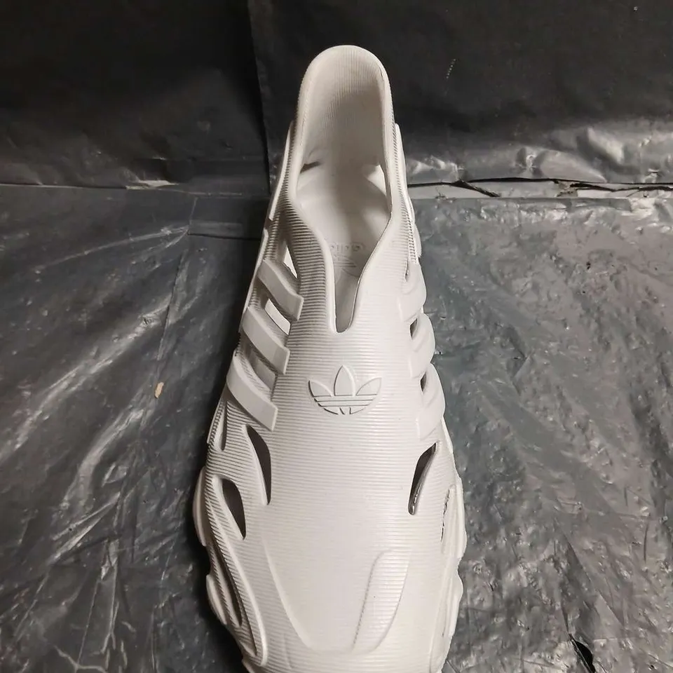ADIDAS WHITE TRAINER - SIZE UNSPECIFIED 