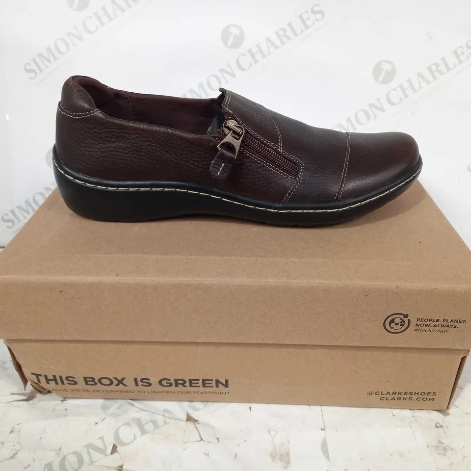 BOXED PAIR OF CLARKS CORA HARBOR LEATHER SHOES IN DARK BROWN UK SIZE 8.5
