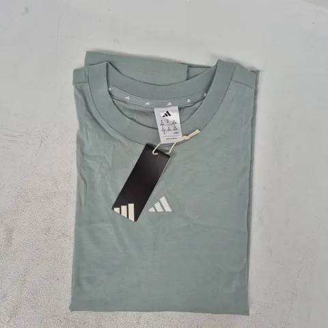 ADIDAS ESSENTIALS SMALL LOGO T-SHIRT IN GLACIER BLUE SIZE 1X (20-22)