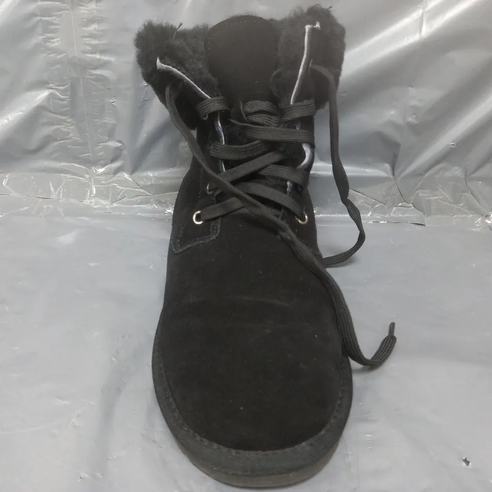 PAIR OF BONOVA SHEEPSKIN FUR CUFF SHOES IN BLACK SIZE 7