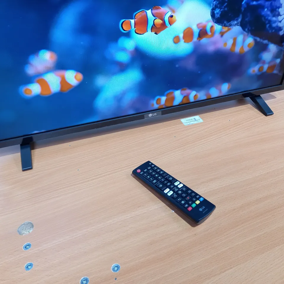BOXED LG 32LQ6300 32" SMART TV WITH STAND AND REMOTE 