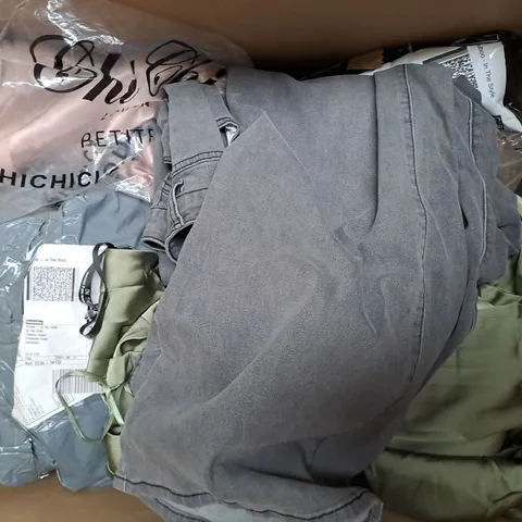 APPROXIMATELY 20 ASSORTED CLOTHING ITEMS IN VARIOUS STYLES AND SIZES
