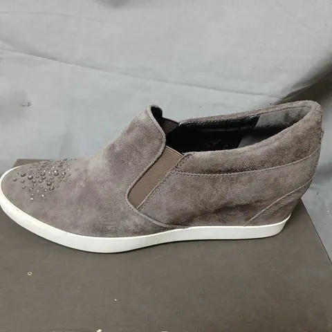 KENNEL + SCHMENGER GREY SUEDE SLIP-ON SNEAKERS – UK 7 (BOXED)