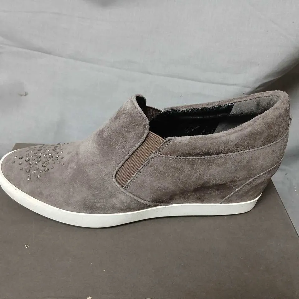 KENNEL + SCHMENGER GREY SUEDE SLIP-ON SNEAKERS – UK 7 (BOXED)