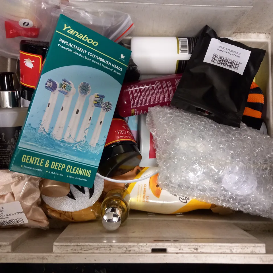 LOT OF APPROXIMATELY 20 ASSORTED HEALTH & BEAUTY ITEMS, TO INCLUDE LASH GLUE, MAKE UP BRUSHES, AFROCENCHIX, ETC
