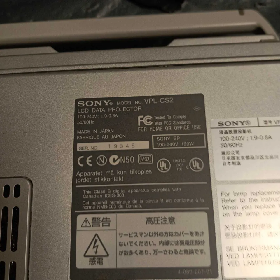 SONY VPL-CS2 LCD DATA PROJECTOR WITH CARRY CASE 