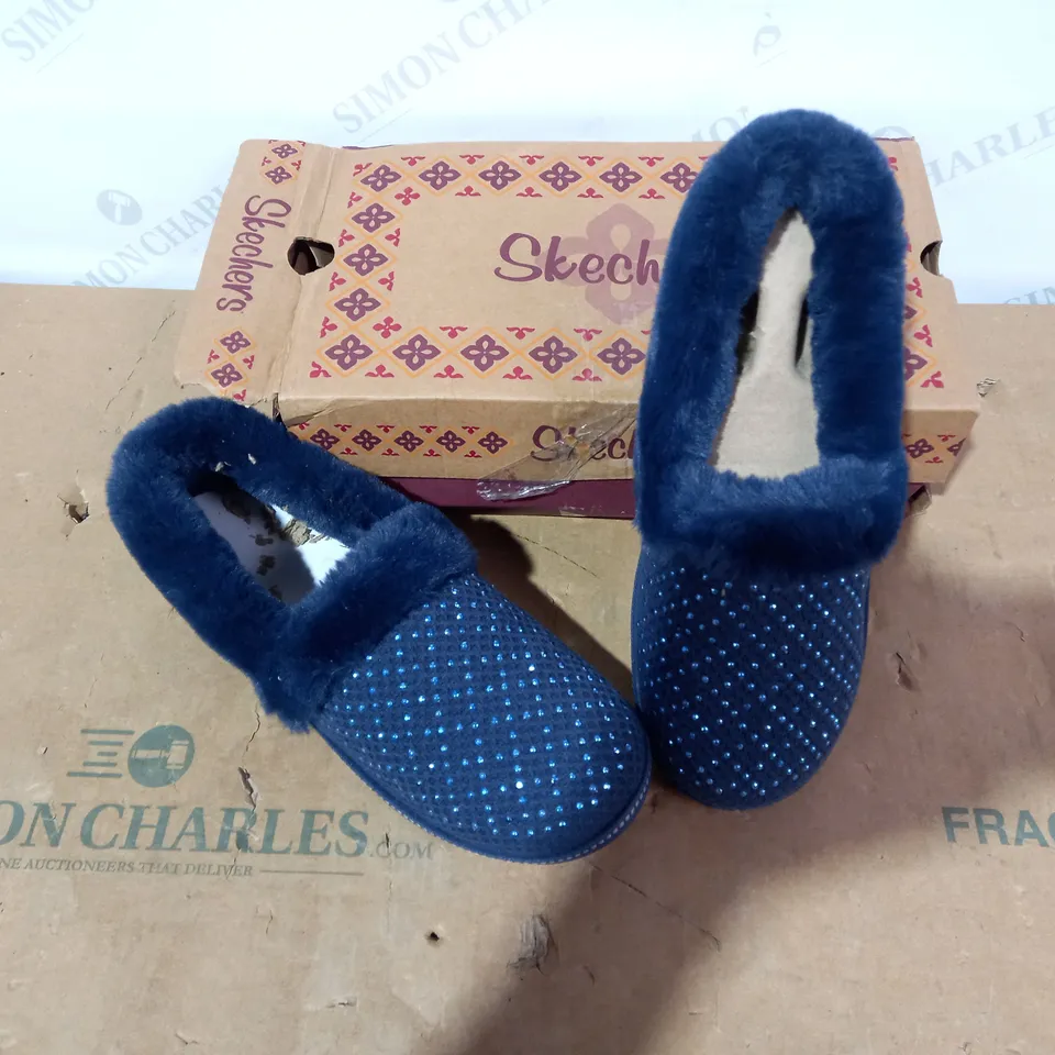 BOXED PAIR OF SKECHERS SLIPPERS - SIZE 5.5