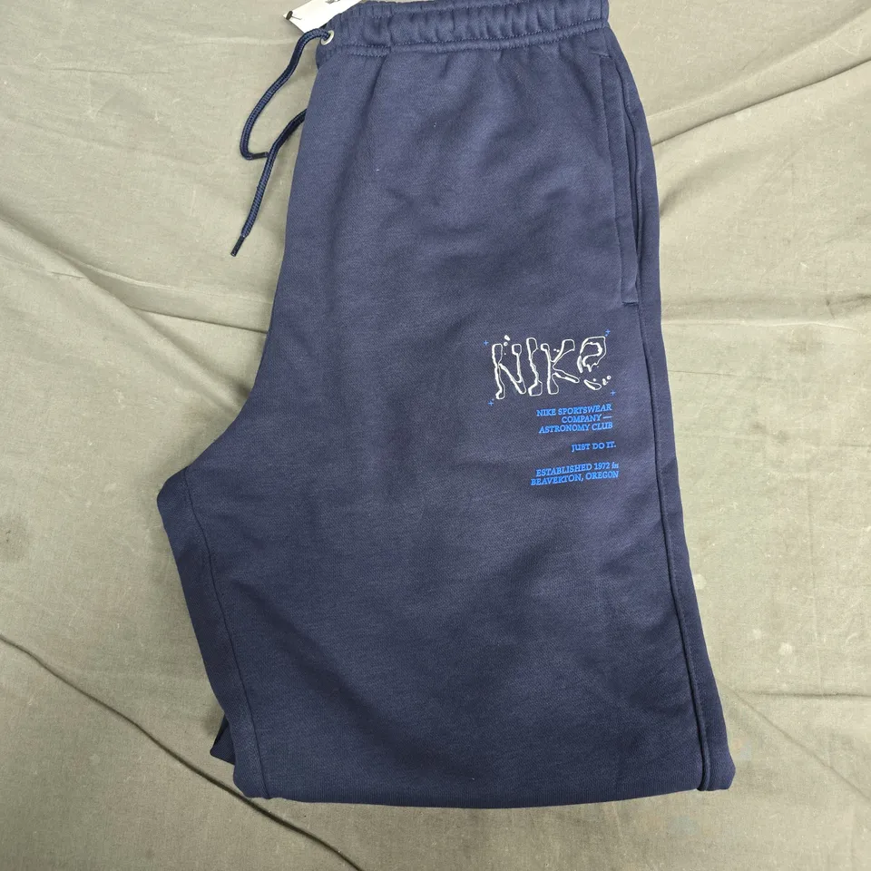 NIKE MEN'S JOGGERS – OBSIDIAN NAVY, STANDARD FIT, TAPERED LEG – SIZE M