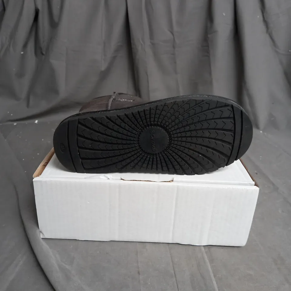 BOXED LOW GLITTER SHOES SIZE 5 