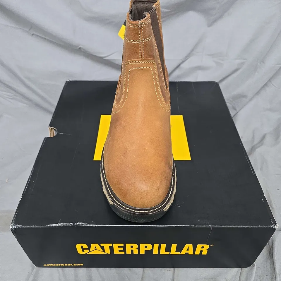 BOXED PAIR OF CAT PELTON ST S1 BOOTS IN DARK BEIGE - UK 10