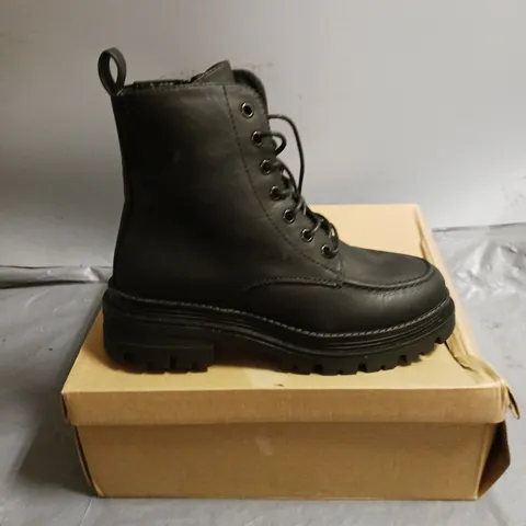 BOXED PAIR OF ZIP LACE-UP MILITARY STYLE BOOTS IN BLACK SIZE 5