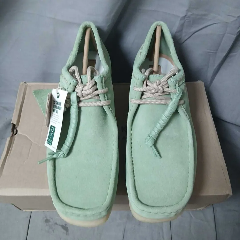 CLARKS ORIGINALS WALLABEE SHOES – GREEN EMBROIDERY, UK 10