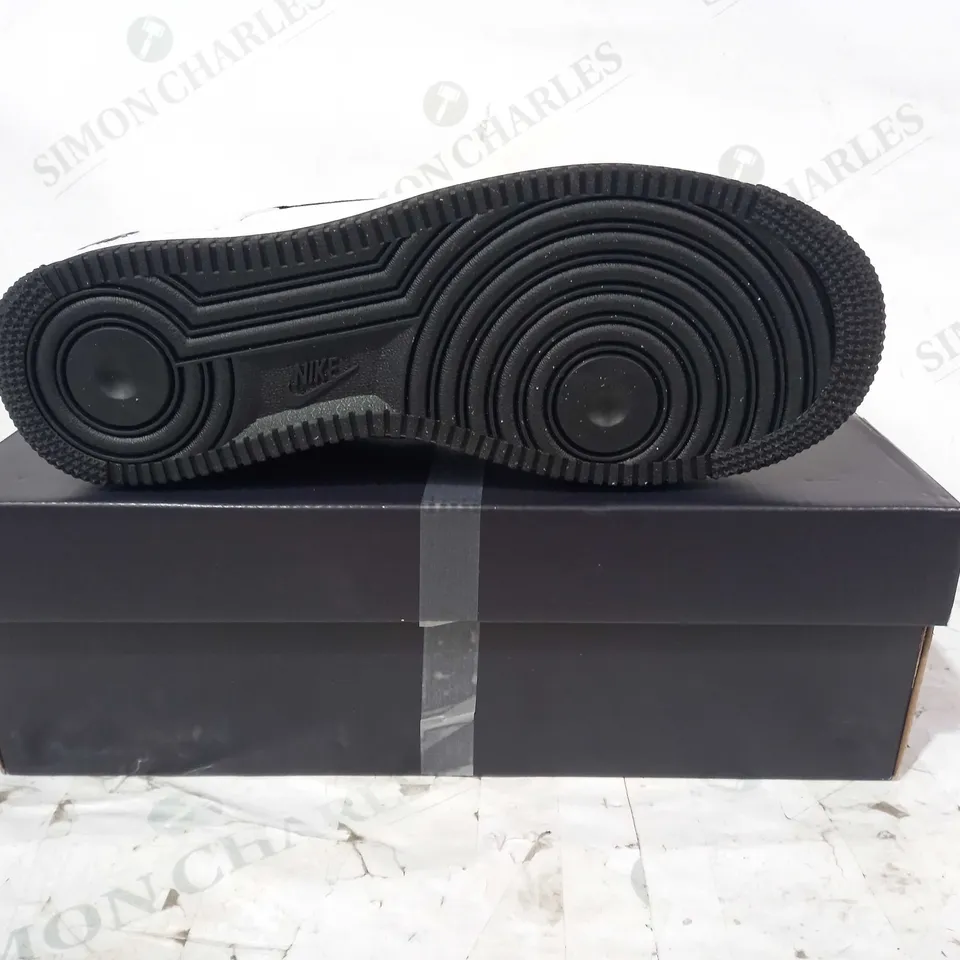 BOXED PAIR OF NIKE AIR SHOES IN WHITE/BLACK UK SIZE 7