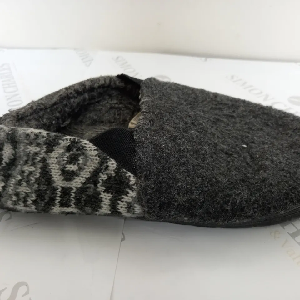MUK LUKS MENS SLIPPERS GREY - SIZE 5