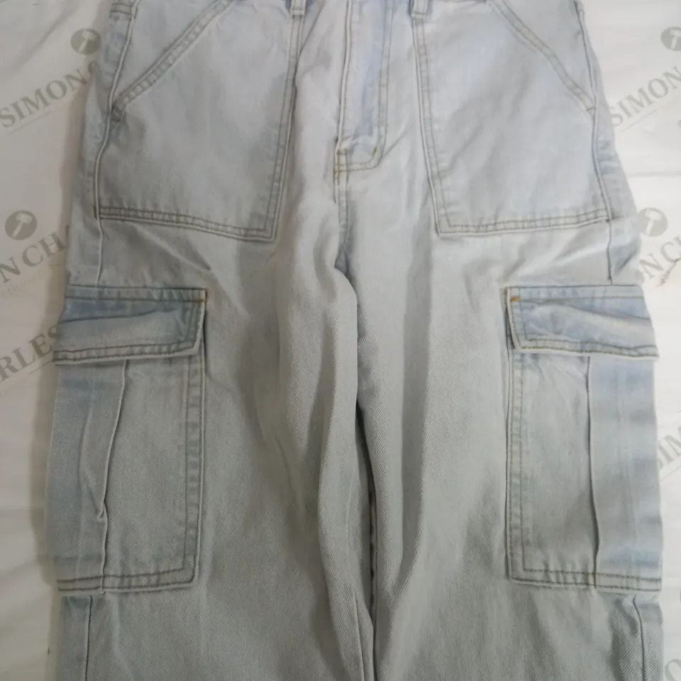 BOOHOO LIGHT DENIM CARGO JEANS - UK 10