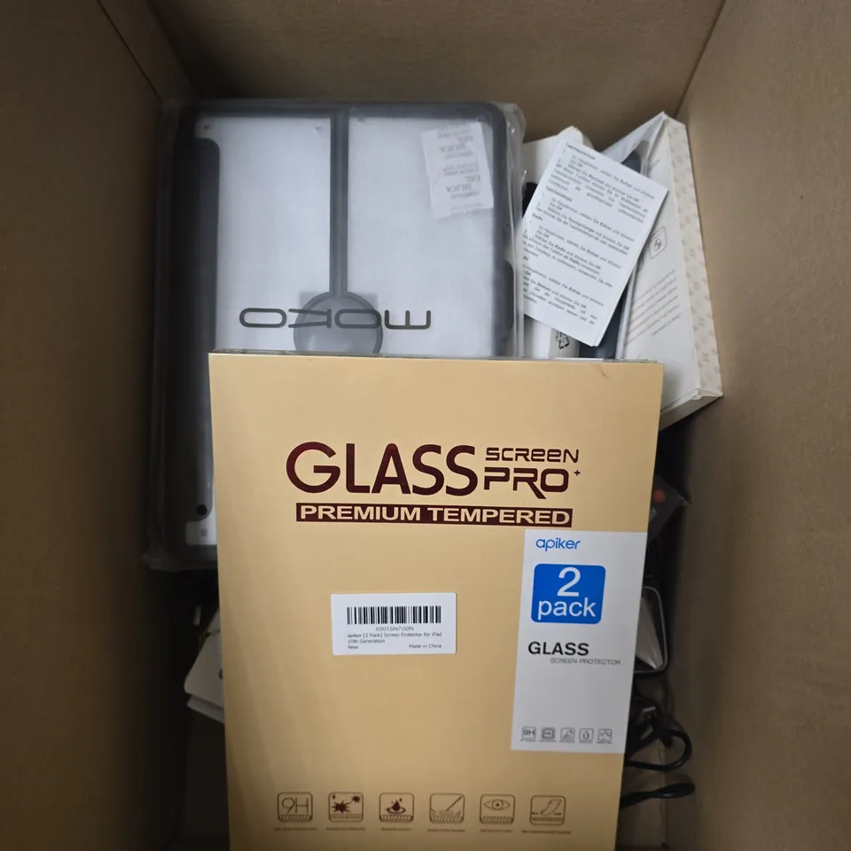 BOX OF APPROXIMATELY 10 ASSORTED ITEMS INCLUDING A TRAVEL ADAPTER UK TO US, TWO IPHONE CHARGERS AND A USB TO USB MINI CABLE