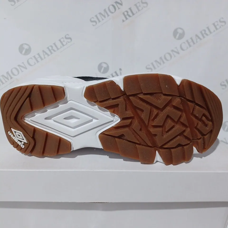 BOXED UMBRO NEPTUNE TRAINERS - UK 6