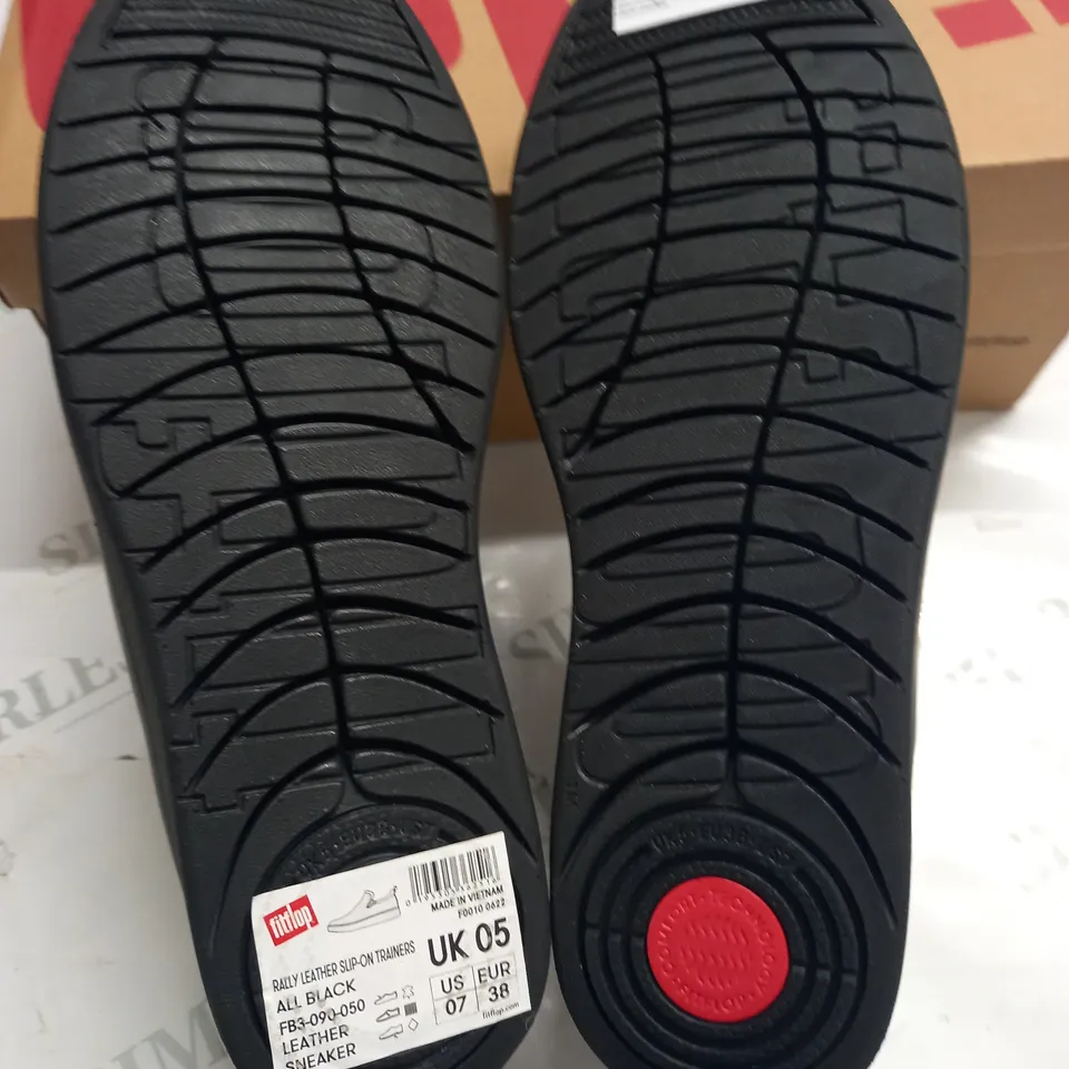 FITFLOPS RALLY LEATHER SLIP ON TRINERS IN BLACK  - SIZE 5