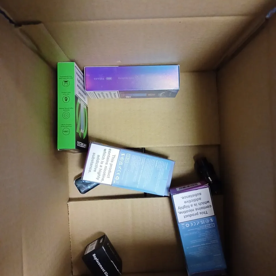 BOX OF APPROX 10 ITEMS TO INCLUDE 