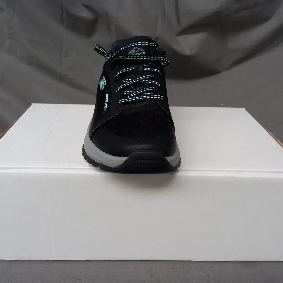 BOXED PAIR OF SKECHERS ARCH FIT TRAINERS IN BLACK SIZE 3.5