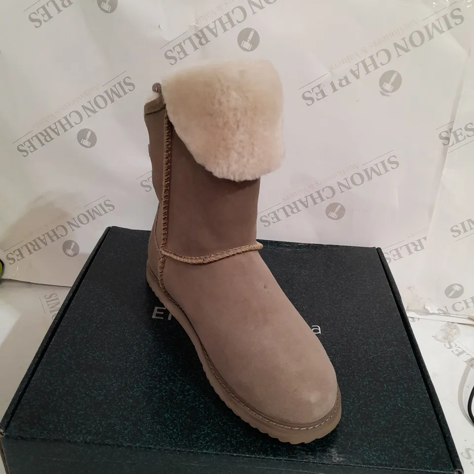 BOXED PAIR OF EMU BIRDWOOD BOOTS IN MUSHROOM UK SIZE 6